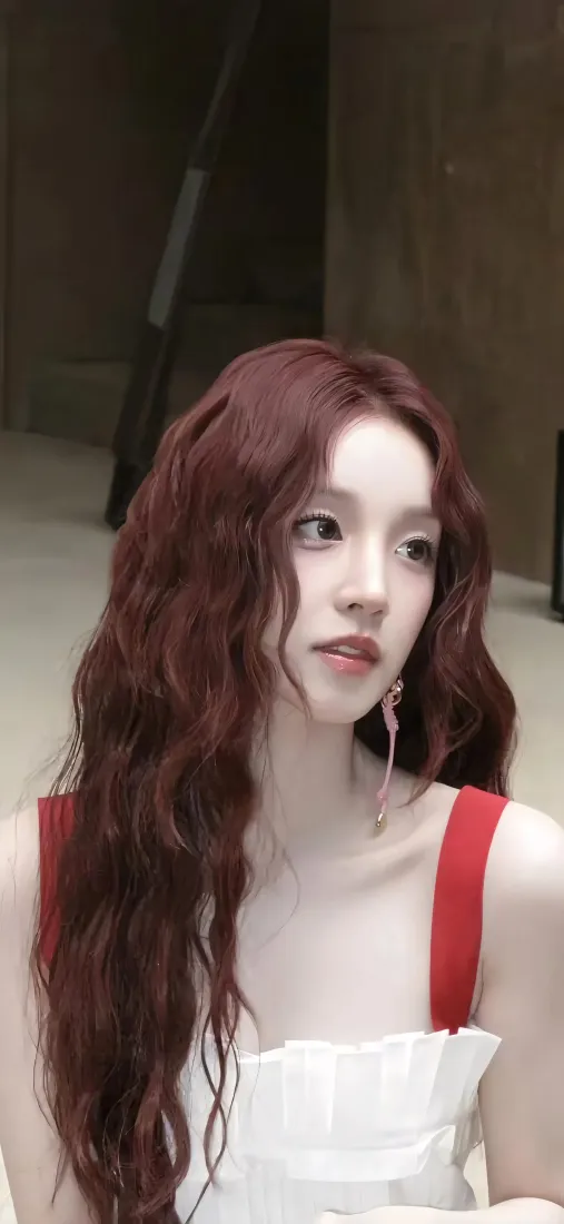 宋雨琦手机壁纸｜红发羊毛卷背景图片 - 气质女偶像「哲风壁纸」