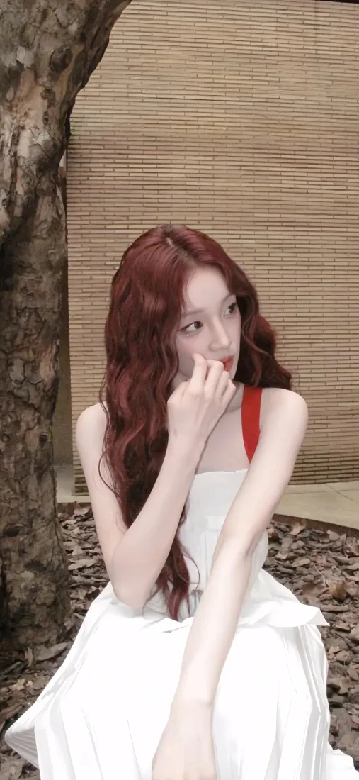 宋雨琦手机壁纸｜红发羊毛卷背景图片 - 白色吊带裙「哲风壁纸」