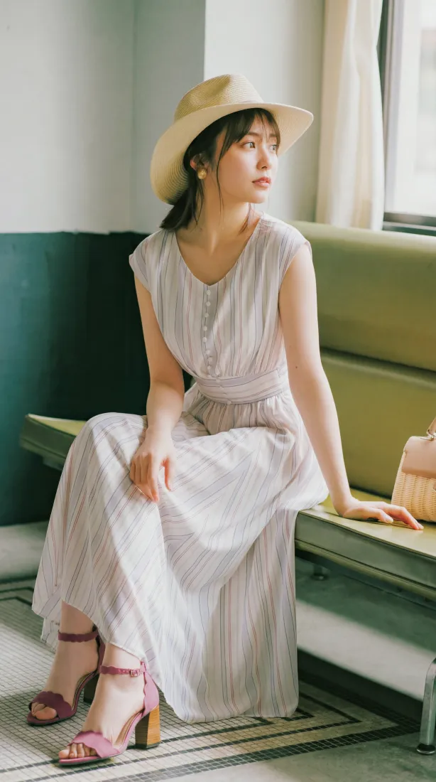 旅行手机壁纸｜火车站背景图片 - 休闲气质女生「哲风壁纸」