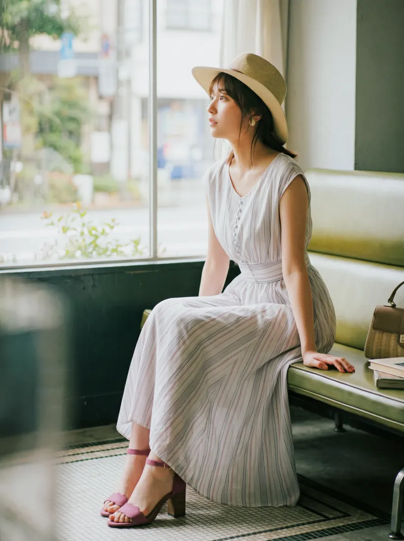 旅行手机壁纸｜窗边候车背景图片 - 火车站「哲风壁纸」