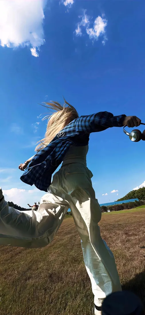 兔耳美女手机壁纸｜户外草地背景图片 - 奔放「哲风壁纸」