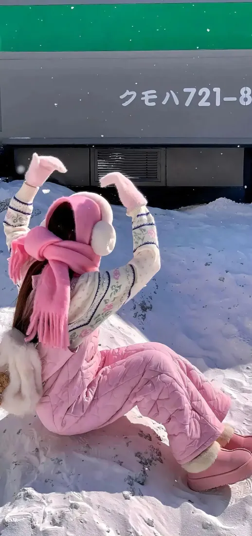 粉色穿搭美女手机壁纸｜雪地火车背景图片 - 冬日户外「哲风壁纸」