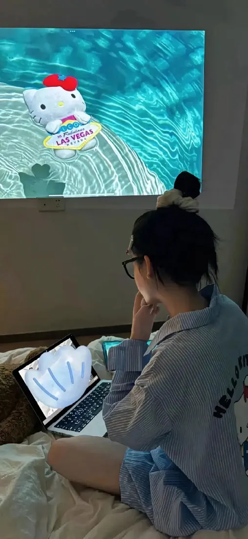 休闲美女手机壁纸｜居家背景图片 - 投影观影「哲风壁纸」