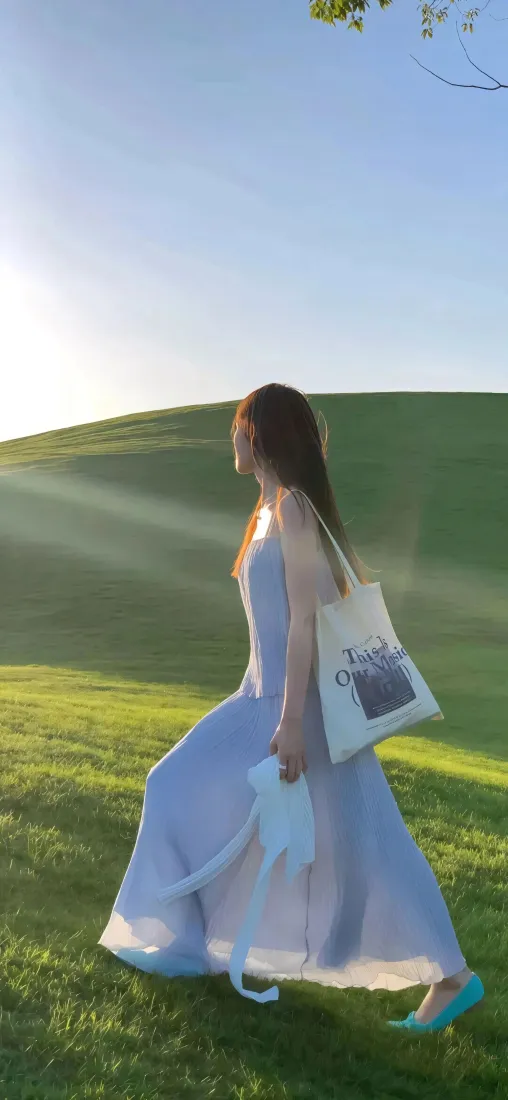 清新美女手机壁纸｜户外背景图片 - 晴天草地「哲风壁纸」