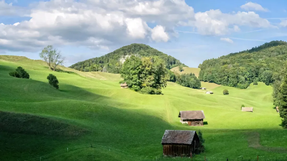 2k瑞士图恩壁纸｜风景背景图片 - 草地木屋「哲风壁纸」