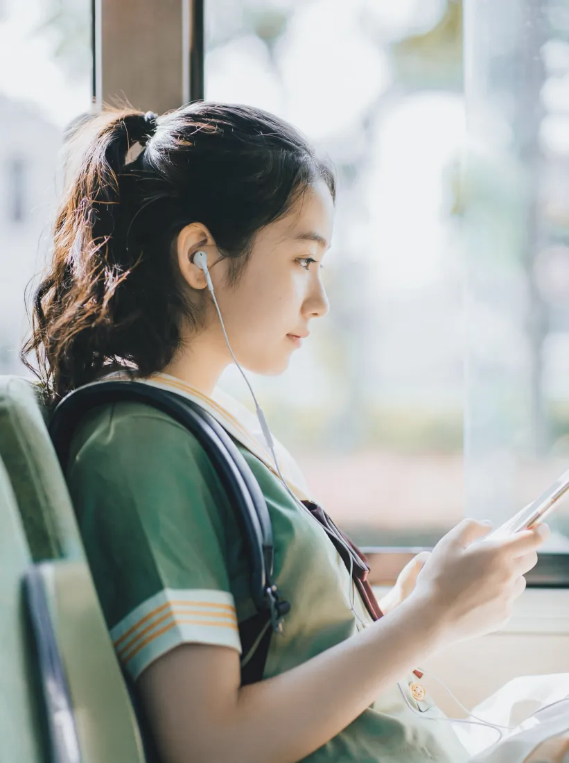 清晨手机壁纸｜客车背景图片 - 休闲通勤「哲风壁纸」