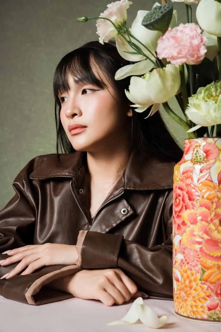 棕色皮衣少女手机壁纸｜文艺清新背景图片 - 鲜花装饰「哲风壁纸」