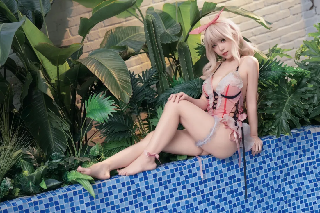 3k金发cos美女壁纸｜泳池绿植背景图片 - 粉色泳衣「哲风壁纸」