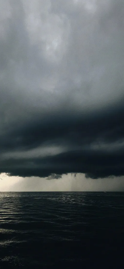 深海手机壁纸｜海上暴风雨背景图片 - 阴沉海面「哲风壁纸」