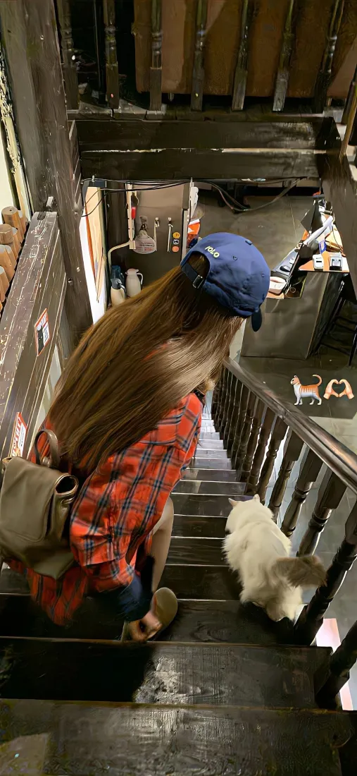 红格子穿搭手机壁纸｜室内楼梯背景图片 - 长发女生背影「哲风壁纸」