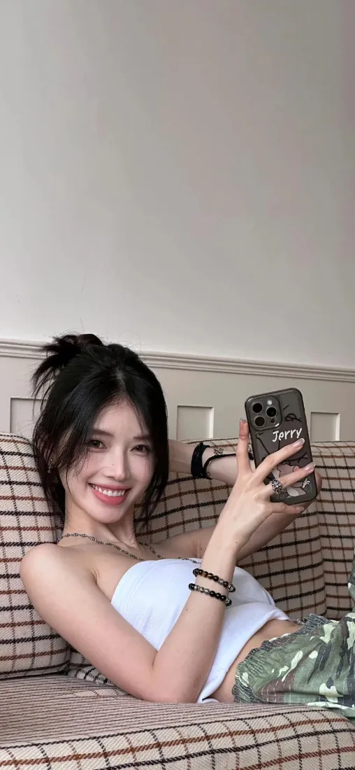 美女手机壁纸｜格子沙发背景图片 - 休闲自拍「哲风壁纸」
