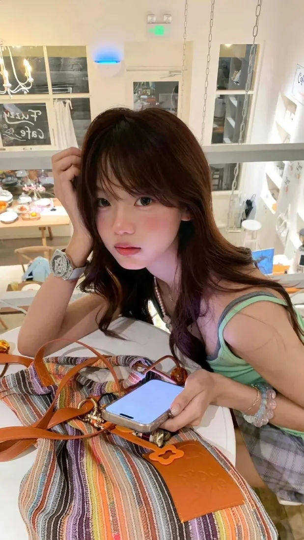 清纯美女手机壁纸｜咖啡店背景图片 - 可爱甜妹「哲风壁纸」