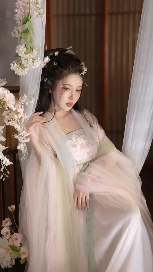 古典美女手机壁纸｜古风室内背景图片 - 浅色汉服「哲风壁纸」