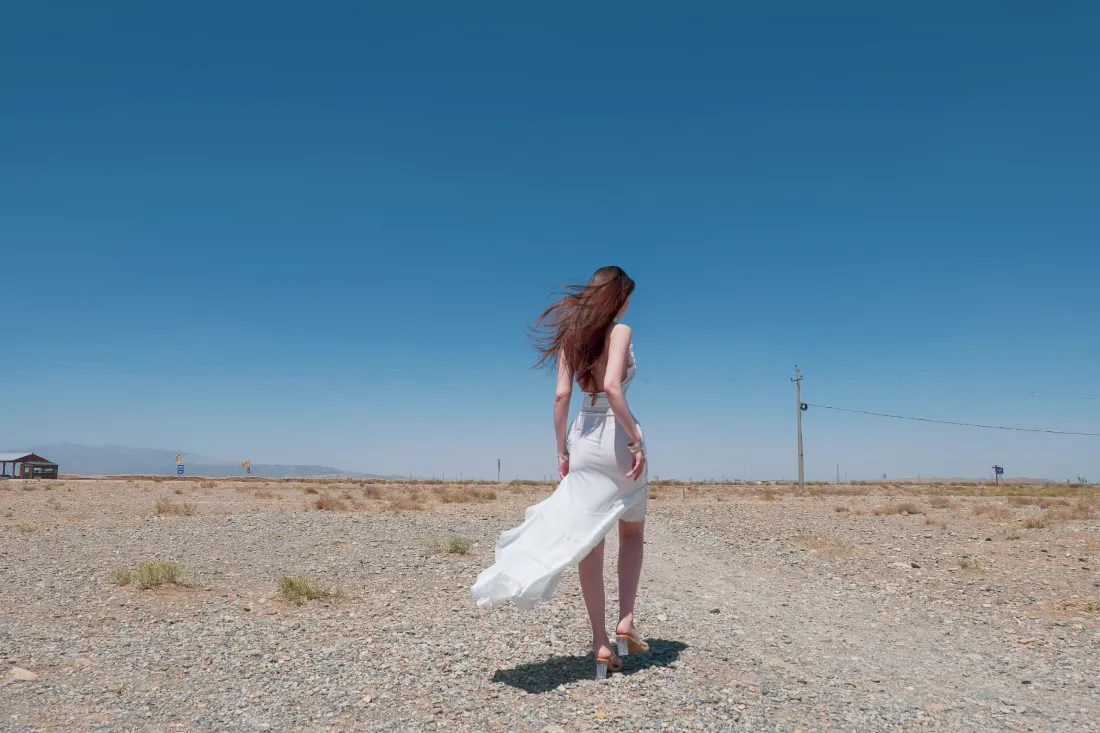 3k白衣美女壁纸｜荒漠背景图片 - 户外写真「哲风壁纸」