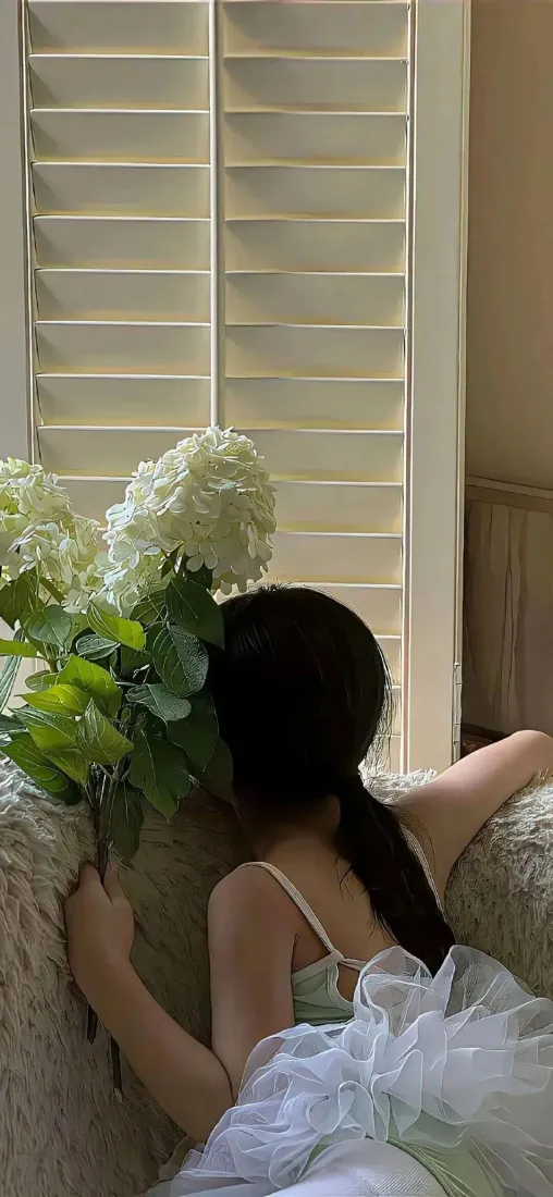 女生手机壁纸｜绣球花背景图片 - 慵懒背影「哲风壁纸」