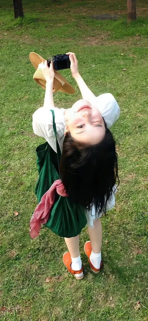 少女手机壁纸｜草地背景图片 - 明媚休闲「哲风壁纸」