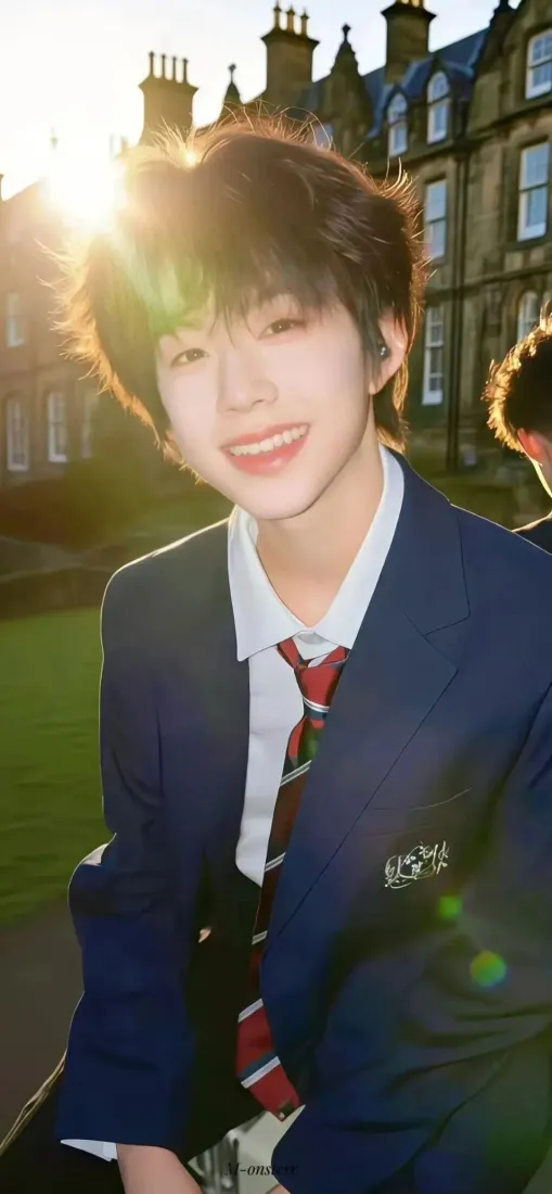 少年手机壁纸｜欧式校园背景图片 - 逆光暖阳「哲风壁纸」