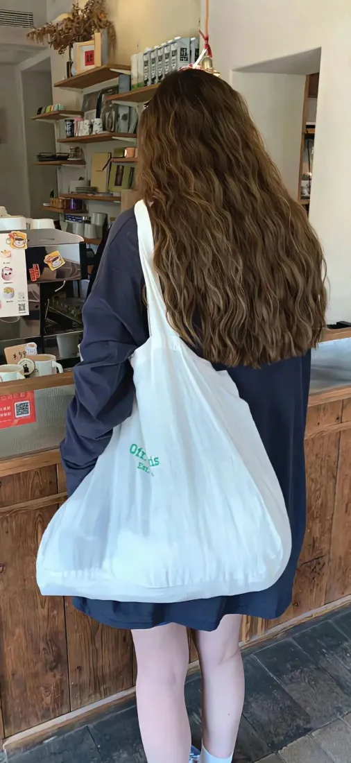 羊毛卷女生手机壁纸｜休闲穿搭背景图片 - 白色帆布包「哲风壁纸」