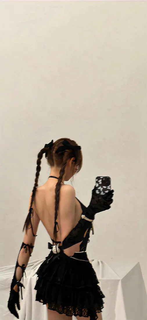 辣妹背影手机壁纸｜简约背景图片 - 黑色露背穿搭「哲风壁纸」