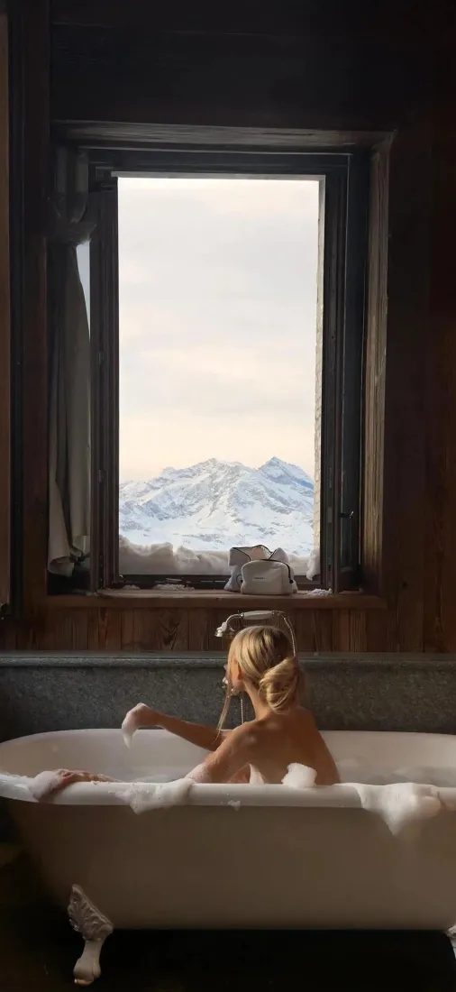 浴缸观景手机壁纸｜窗外风景背景图片 - 雪山「哲风壁纸」
