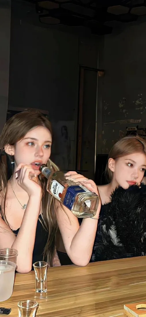 美女手机壁纸｜酒吧背景图片 - 微醺混血美女「哲风壁纸」