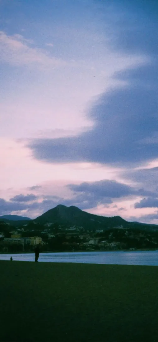 自然风景手机壁纸｜草地背景图片 - 蓝天远山「哲风壁纸」