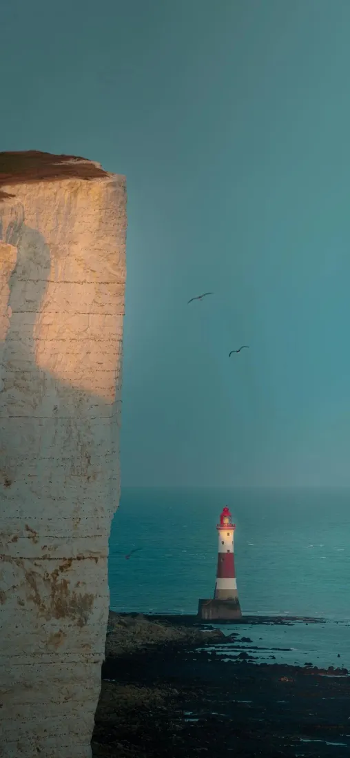 灯塔手机壁纸｜海边背景图片 - 悬崖边景观「哲风壁纸」