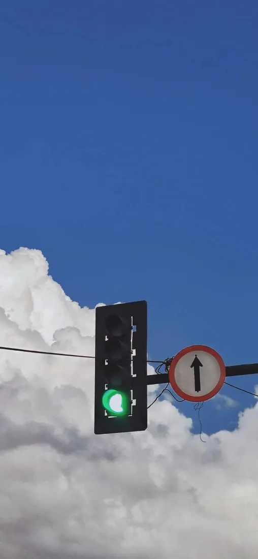 交通信号灯手机壁纸｜清新街景背景图片 - 蓝天白云「哲风壁纸」