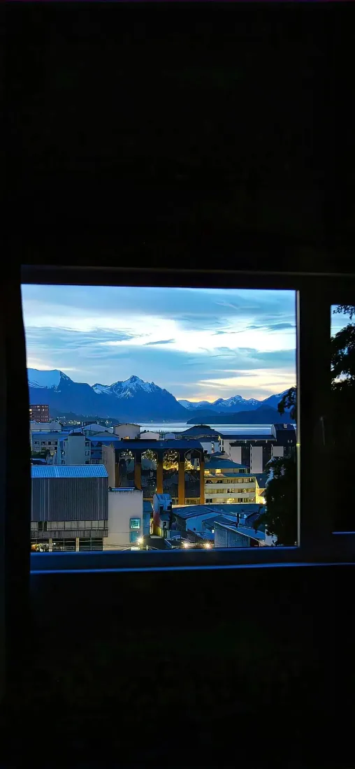 窗外城镇手机壁纸｜自然风景背景图片 - 远山湖泊「哲风壁纸」