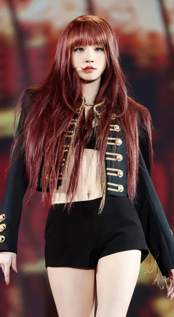 宋雨琦手机壁纸｜演唱会背景图片 - 红发舞台造型「哲风壁纸」