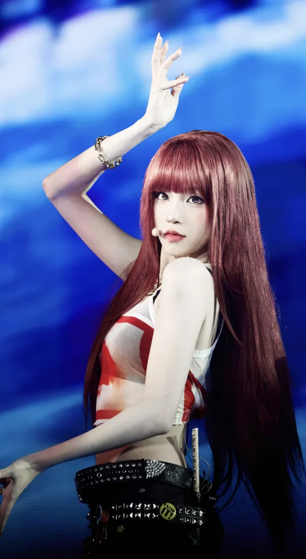 宋雨琦手机壁纸｜演唱会背景图片 - 红发舞台造型「哲风壁纸」