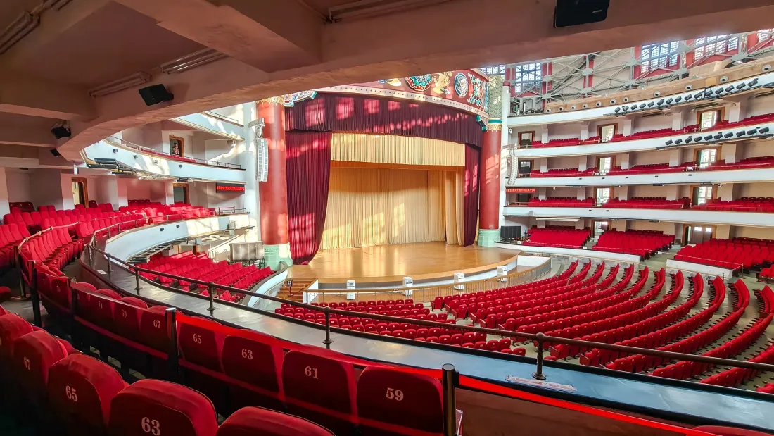 3k歌剧院壁纸｜红色座椅背景图片 - 室内剧场「哲风壁纸」
