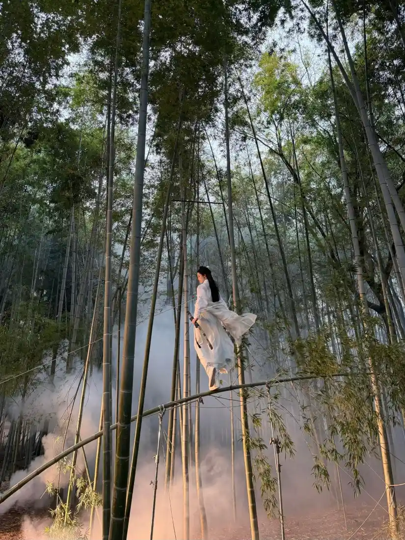 古风白衣女子手机壁纸｜竹林背景图片 - 手机「哲风壁纸」