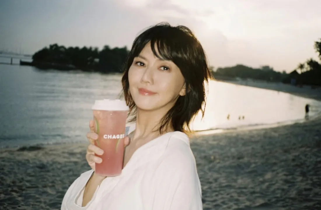 5k孙燕姿壁纸｜大海背景图片 - 休闲沙滩人像「哲风壁纸」