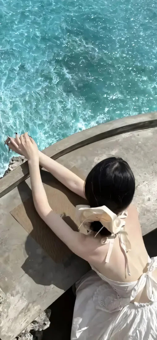 氛围感女生背影手机壁纸｜泳池边背景图片 - 惬意夏日「哲风壁纸」