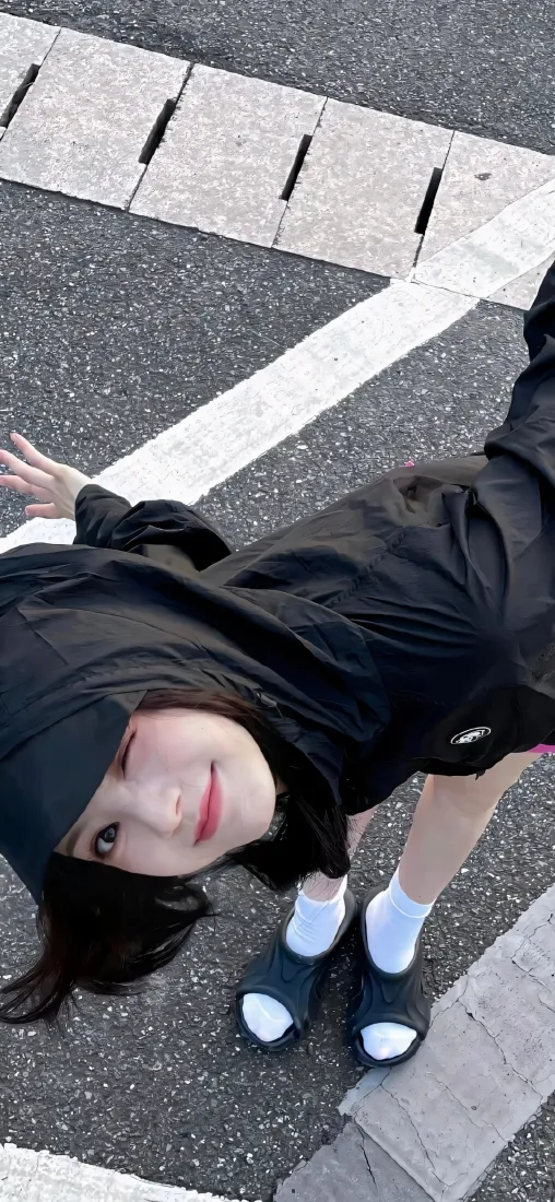 短发少女手机壁纸｜斑马线背景图片 - 可爱搞怪「哲风壁纸」