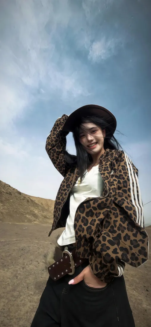 豹纹外套手机壁纸｜沙漠户外背景图片 - 时尚女生穿搭「哲风壁纸」