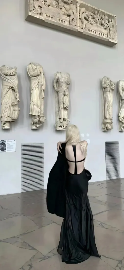 露背黑裙背影手机壁纸｜高级感背景图片 - 美术馆观展「哲风壁纸」