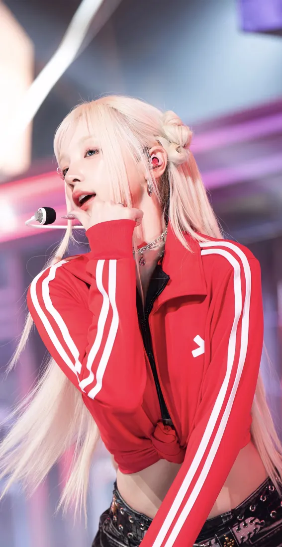 宋雨琦手机壁纸｜演唱会背景图片 - 金发红衣「哲风壁纸」