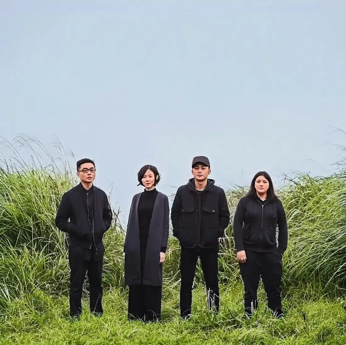 4k草东摇滚壁纸｜草地背景图片 - 乐队合影「哲风壁纸」