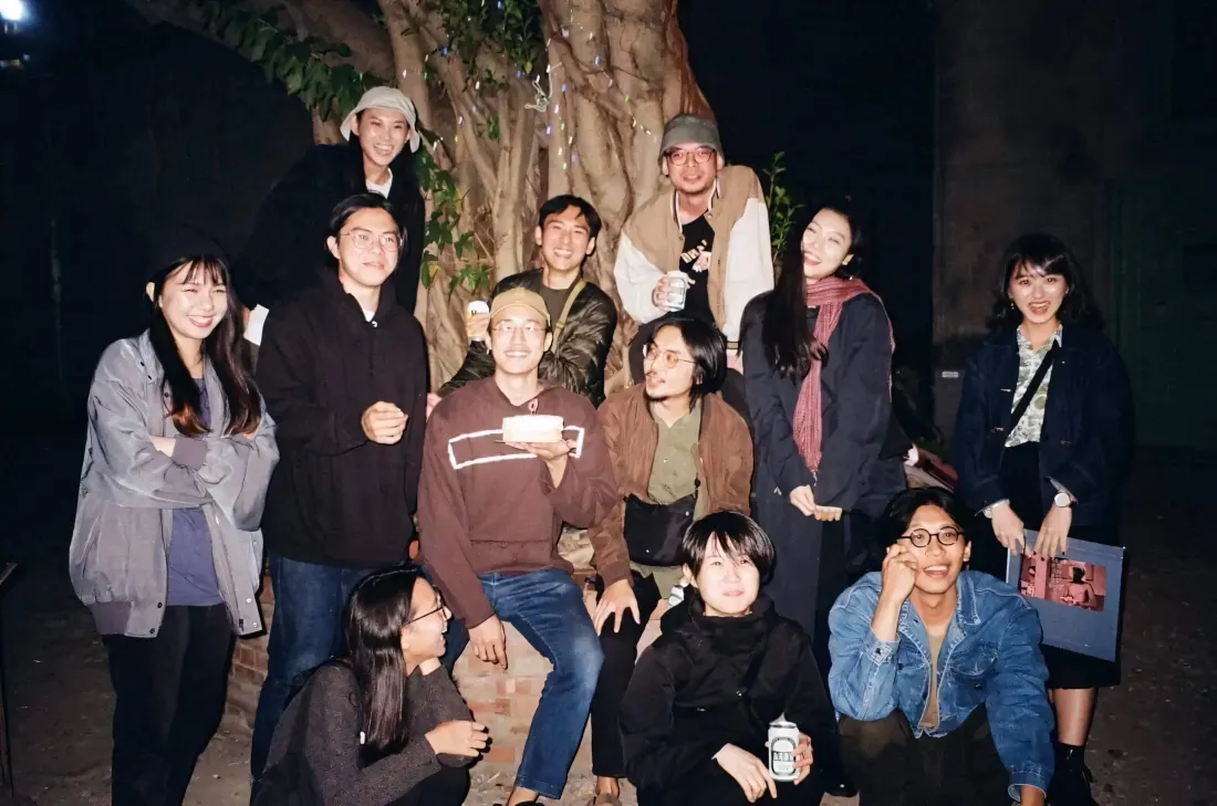 3k草东摇滚壁纸｜户外合照背景图片 - 夜间乐队留影「哲风壁纸」