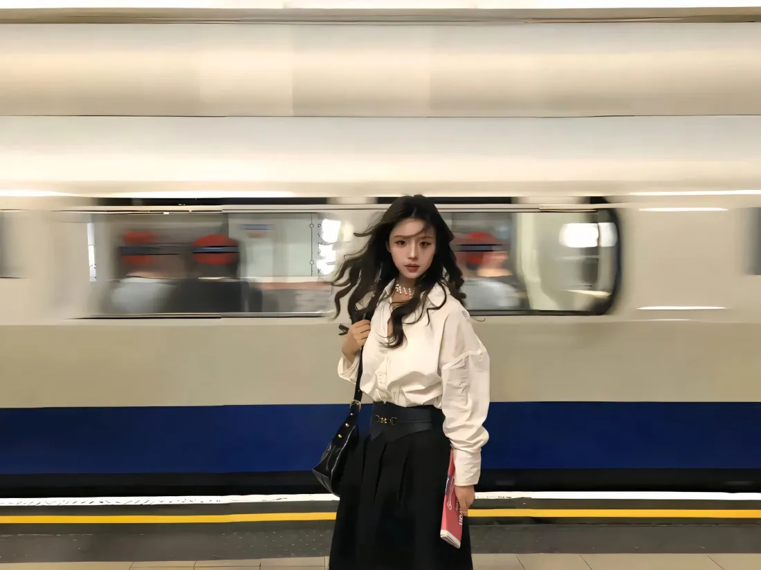 3k气质美女壁纸｜高铁站背景图片 - 日常穿搭「哲风壁纸」