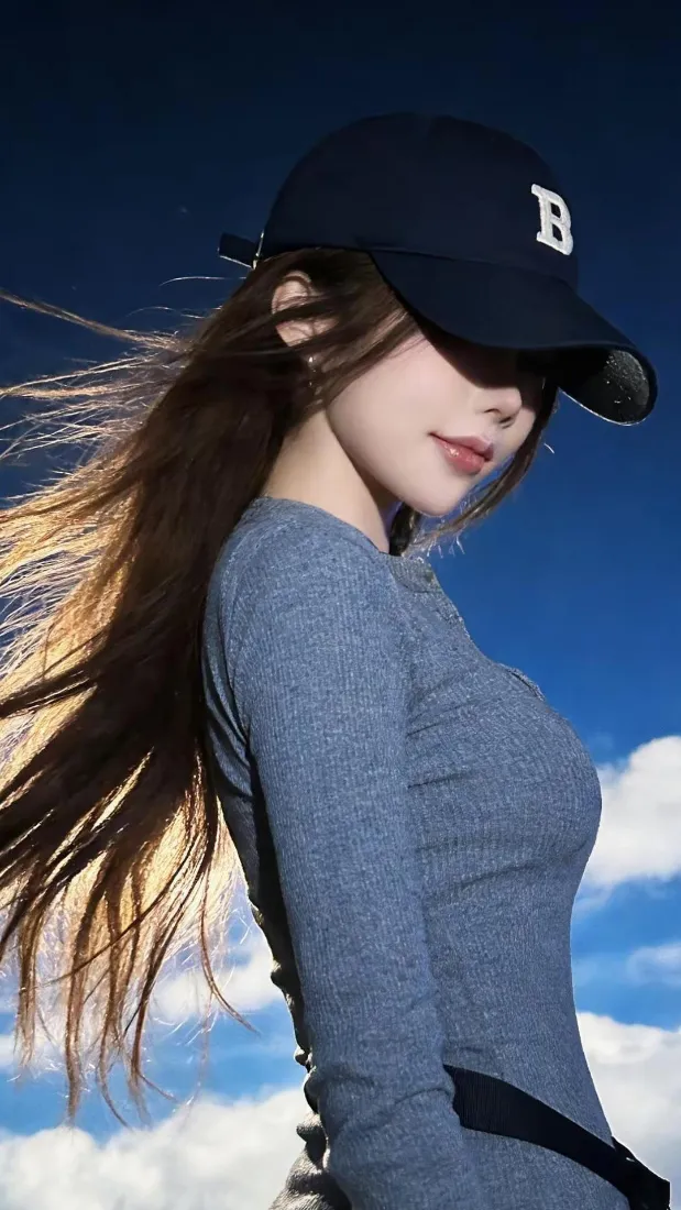 气质女生手机壁纸｜蓝天背景图片 - 棒球帽穿搭「哲风壁纸」
