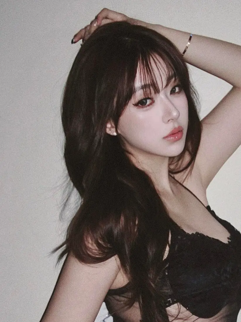 气质御姐手机壁纸｜纯色背景图片 - 黑发美女「哲风壁纸」