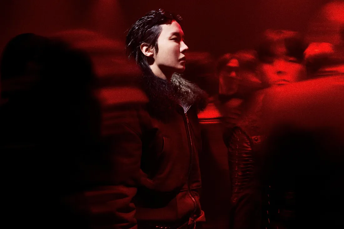 3k金泰亨壁纸｜BTS背景图片 - 红色舞台「哲风壁纸」