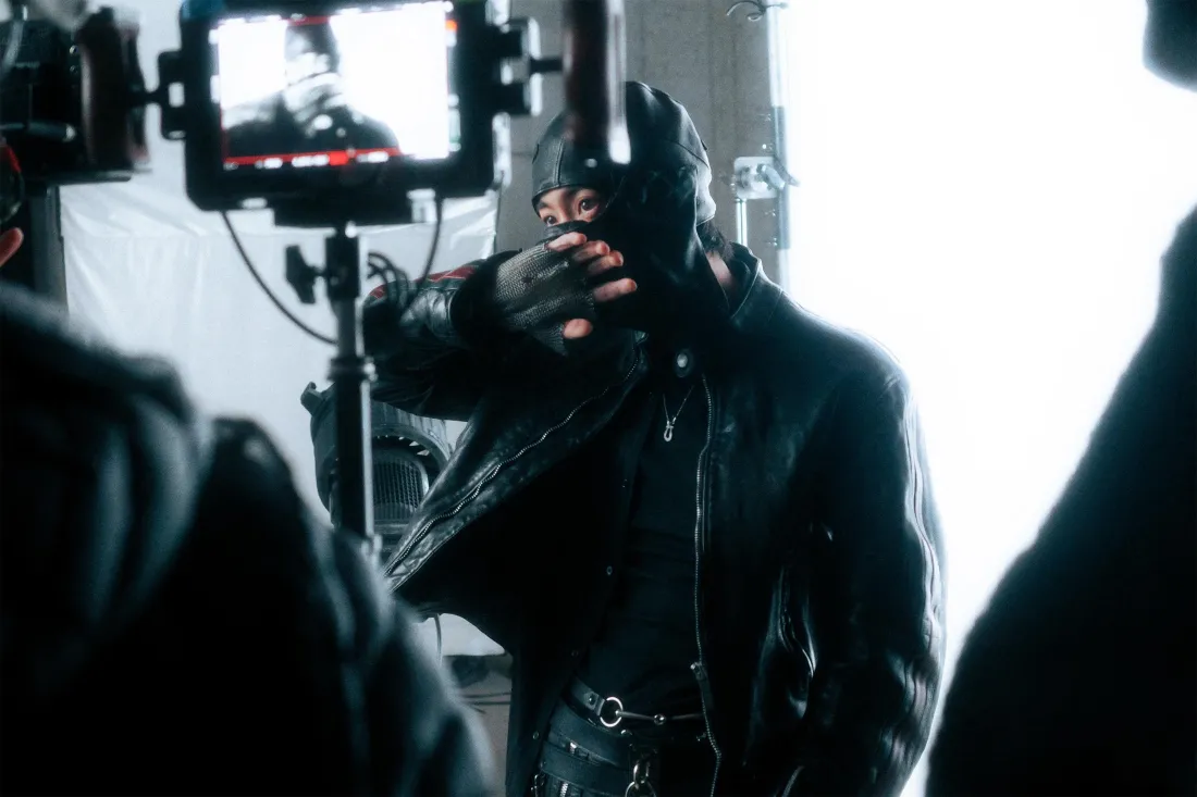 3k闵玧其壁纸｜拍摄现场背景图片 - 酷感黑衣造型「哲风壁纸」