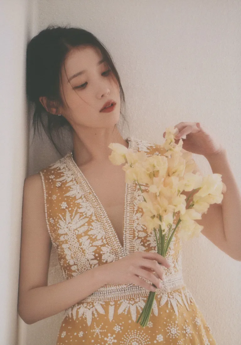 IU李知恩手机壁纸｜清新浅色背景图片 - 温柔女神「哲风壁纸」