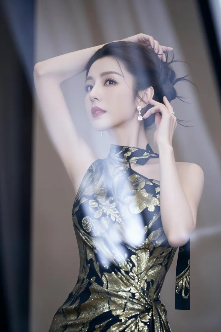 迪丽热巴手机壁纸｜高级背景图片 - 复古旗袍「哲风壁纸」