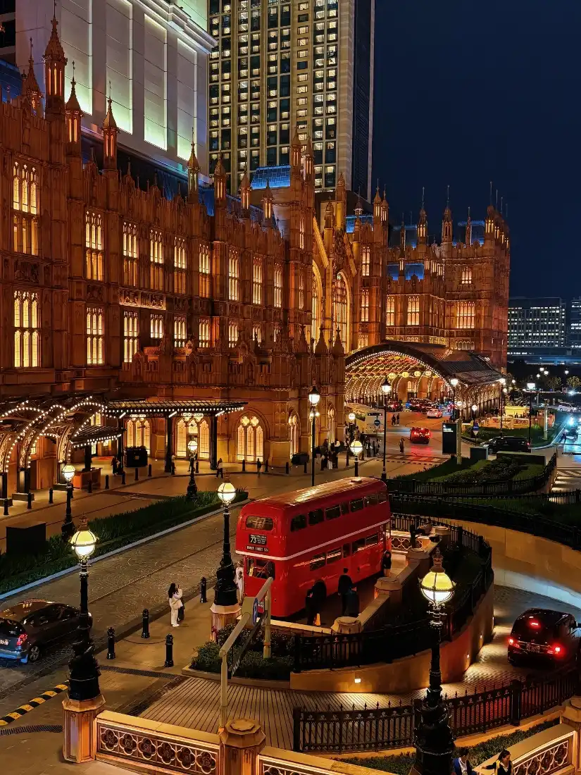 欧式夜景手机壁纸｜城市背景图片 - 红色双层巴士「哲风壁纸」