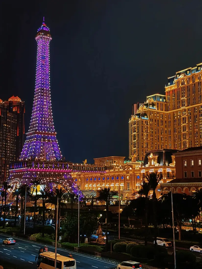 澳门巴黎人手机壁纸｜城市夜景背景图片 - 紫光埃菲尔铁塔「哲风壁纸」